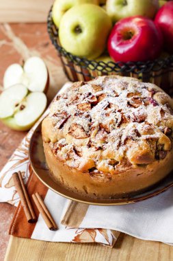 Ev yapımı elma pasta plaka tarçın ile