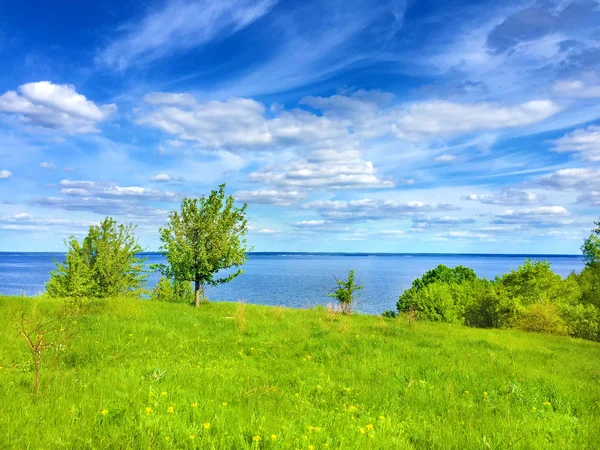 Wunderschöne Landschaft des Stausees Kaniv, Ukraine bei sonnigem Tag mit wolkenlosem Himmel — Stockfoto