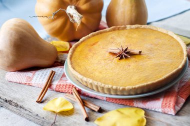 Tarçın ile ev yapımı baharatlı kabak pasta