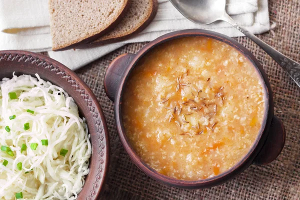 Kapustnyak - tradicional sopa de invierno ucraniano con chucrut y mijo, plato obligatorio en la mesa de Nochebuena —  Fotos de Stock