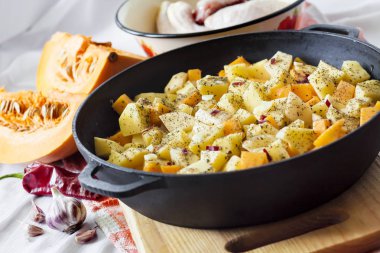 One-pot yemek - tavuk uyluk ve bacaklar patates ve kabak ile dökme demir tavada pişmiş