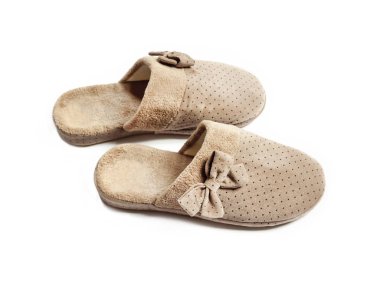 Beyaz arka plan üzerinde izole bej ev terlik 