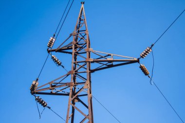 Eski paslı yüksek gerilim kutup