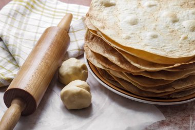 Pasta Napoleon pişirme-pişmiş kek katmanları, ham hamur ve haddeleme pin