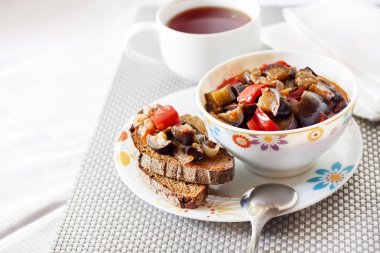 Patlıcan, kırmızı biber ve domates ile Sebze Güveç