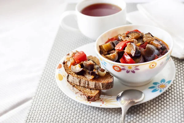 Patlıcan, kırmızı biber ve domates ile Sebze Güveç