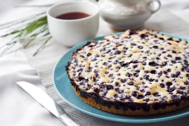 Ev yapımı kek, krepteki mavi plaka üzerinde 