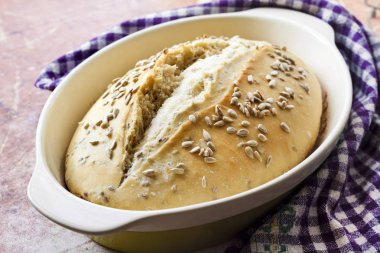 Buğday ekmeği ve ekşi ekmeğin üzerinde ayçiçeği tohumları.