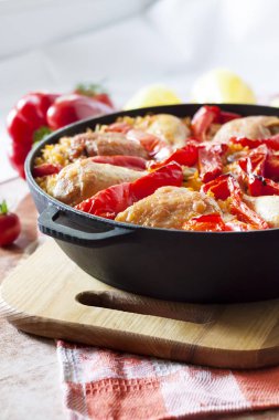 Pişmiş pirinç ve kırmızı biber bir yatak üzerinde Tavuk uyluk ve bacaklar