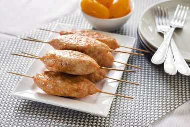 Kıyılmış Türkiye kebap kare beyaz plaka üzerinde