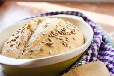 Buğday ekmeği ve ekşi ekmeğin üzerinde ayçiçeği tohumları.