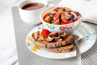 Patlıcan, kırmızı biber ve domates kızarmış çavdar ekmeği ile Sebze Güveç