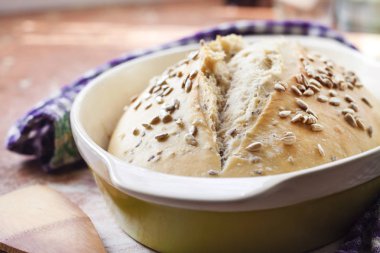 Buğday ekmeği ve ekşi ekmeğin üzerinde ayçiçeği tohumları.