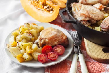 Tek pot yemek-tavuk uyluk ve patates ve kabak ile bacaklar