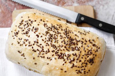 Mutfak masasında Keten tohumları ile ev yapımı buğday ekmeği