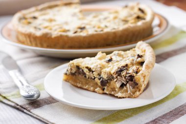 Dilim mantar ve peynir bir tabakta tavuk tart