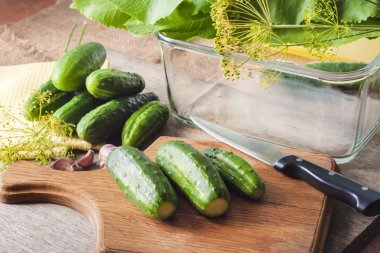 Taze salatalık dekapaj için hazırlanmış ahşap tahta üzerinde