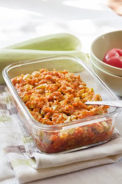 Bir kare cam çanak havuç ve domates ile squash güveç