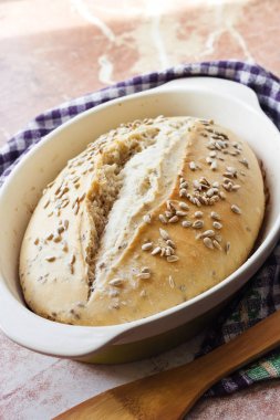 Buğday ekmeği ve ekşi ekmeğin üzerinde ayçiçeği tohumları.