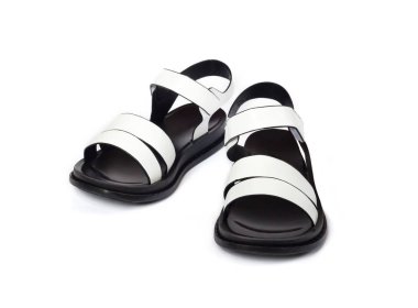 Beyaz arka planda izole edilmiş siyah ve beyaz kadın sandalet çifti