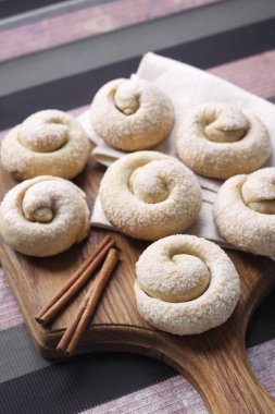 Tarçın ile salyangoz şeker kurabiye