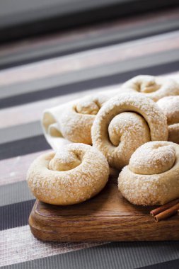 Tarçın ile salyangoz şeker kurabiye