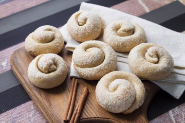 Tarçın ile salyangoz şeker kurabiye