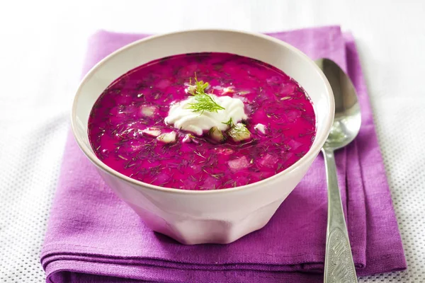 Svekolnik - traditionelle kalte russische Rote-Bete-Suppe — Stockfoto