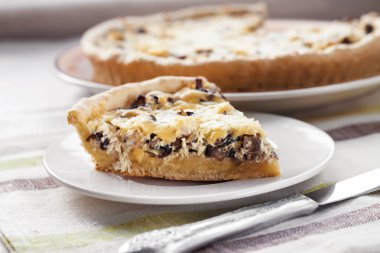 Dilim mantar ve peynir bir tabakta tavuk tart