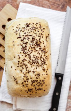 Mutfak masasında Keten tohumları ile ev yapımı buğday ekmeği