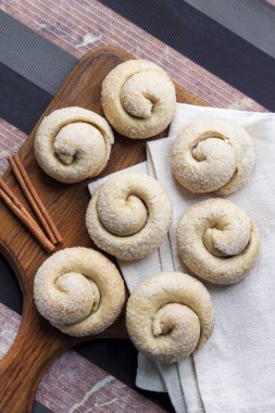 Tarçın ile salyangoz şeker kurabiye