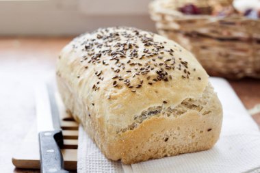 Mutfak masasında Keten tohumları ile ev yapımı buğday ekmeği