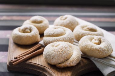 Tarçın ile salyangoz şeker kurabiye