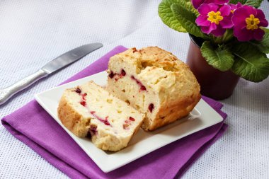 Ev yapımı peynir kek kiraz bir plaka ile