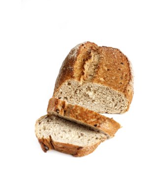 Beyaz arka planda izole dilimlenmiş tüm buğday ekmeği somun