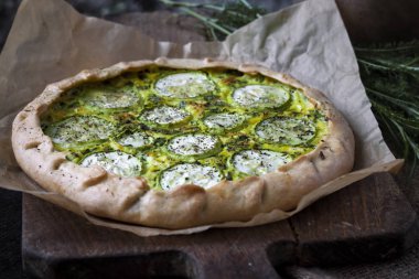 Koyu rustik ahşap tahta arka planda ev yapımı kabak ve keçi peyniri pasta