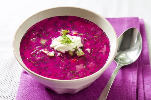 Holodnik - traditionelle litauische (russische, ukrainische, weißrussische, polnische) kalte Rote-Bete-Suppe — Stockfoto