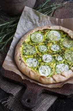 Koyu rustik ahşap tahta arka planda ev yapımı kabak ve keçi peyniri pasta