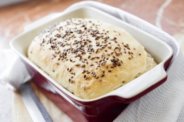 Seramik Fırın çanak Keten tohumları ile ev yapımı buğday ekmeği