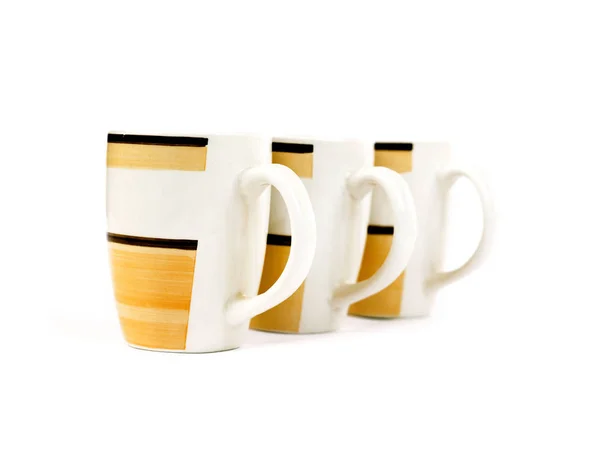 Rangée de trois tasses isolées sur fond blanc — Photo