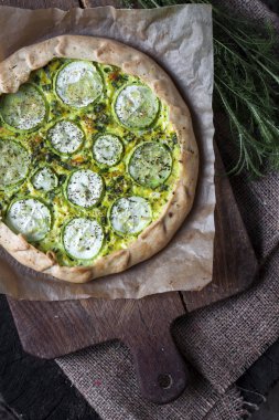 Koyu rustik ahşap tahta arka planda ev yapımı kabak ve keçi peyniri pasta