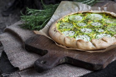 Koyu rustik ahşap tahta arka planda ev yapımı kabak ve keçi peyniri pasta