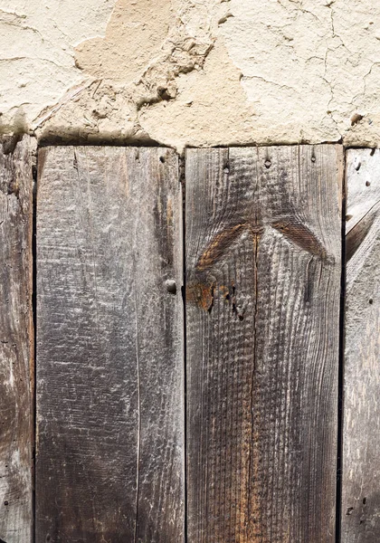 Kırık yüzey ve eski ahşap panoları ile eski COB duvar — Stok fotoğraf
