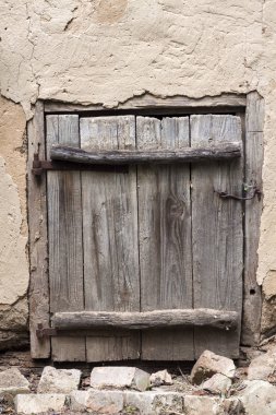 Kırsal keçi evinin eski yıpranmış ahşap kapı