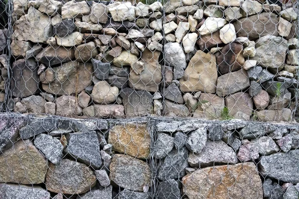 Pared de gaviones: piedras en malla de alambre utilizadas para el control de la erosión — Foto de Stock