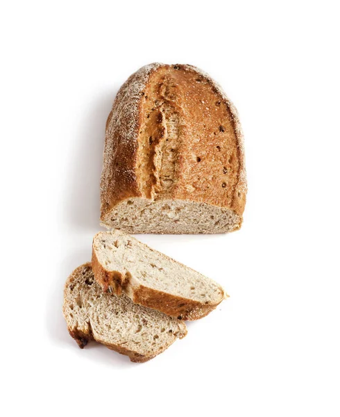 Целый хлеб пшеницы с ломтиками на белом фоне — стоковое фото