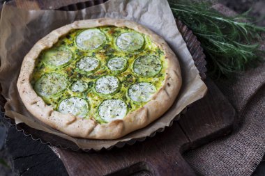 Koyu rustik ahşap tahta arka planda ev yapımı kabak ve keçi peyniri pasta