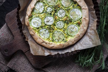 Koyu rustik ahşap tahta arka planda ev yapımı kabak ve keçi peyniri pasta