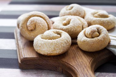 Tarçın ile salyangoz şeker kurabiye