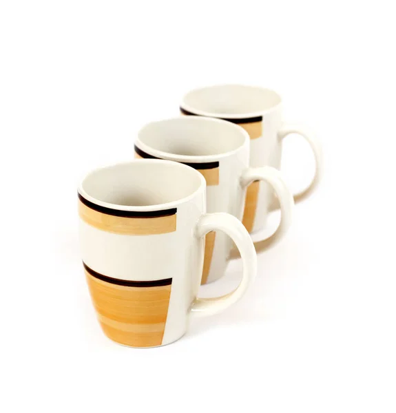 Rangée de trois tasses isolées sur fond blanc — Photo